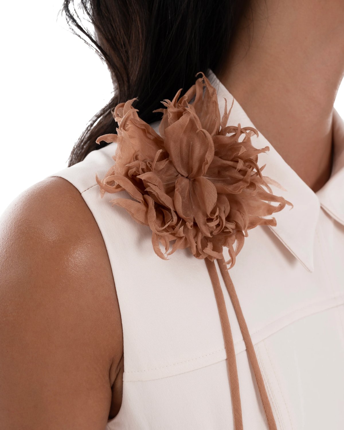HUELLEYROSE Handmade Flower Pin - Brown