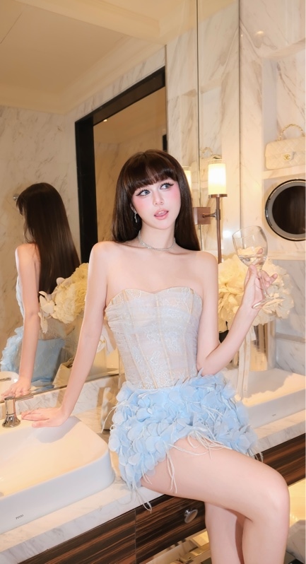 THAOBIBI 抹胸花朵羽毛短裙