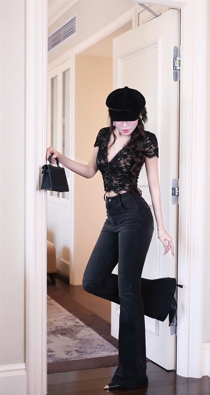 THAOBIBI V-Neck Lace Zip-Up Top
