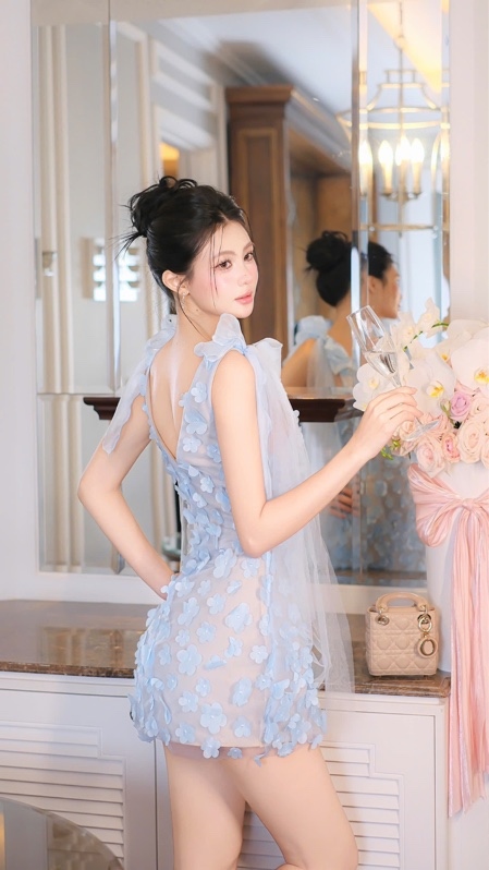 THAOBIBI V領鑽石裝飾A字短裙禮服