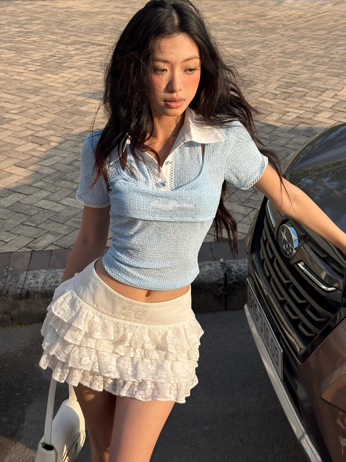 AIAI Josie Lace Polo 短袖襯衫 - 3D 花朵扣與刺繡細節