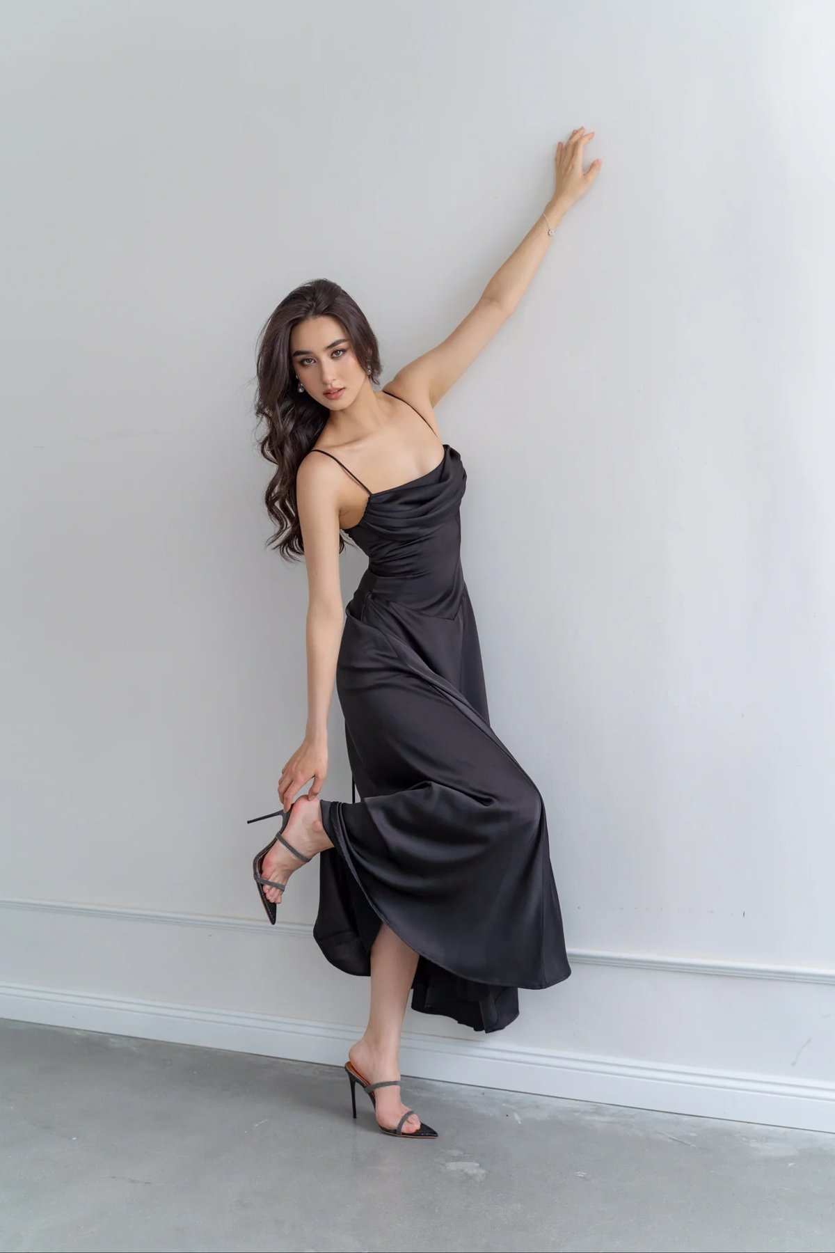KISSERINE Noir Satin Pleated Dress Satin 緞面褶皺細肩帶連身裙