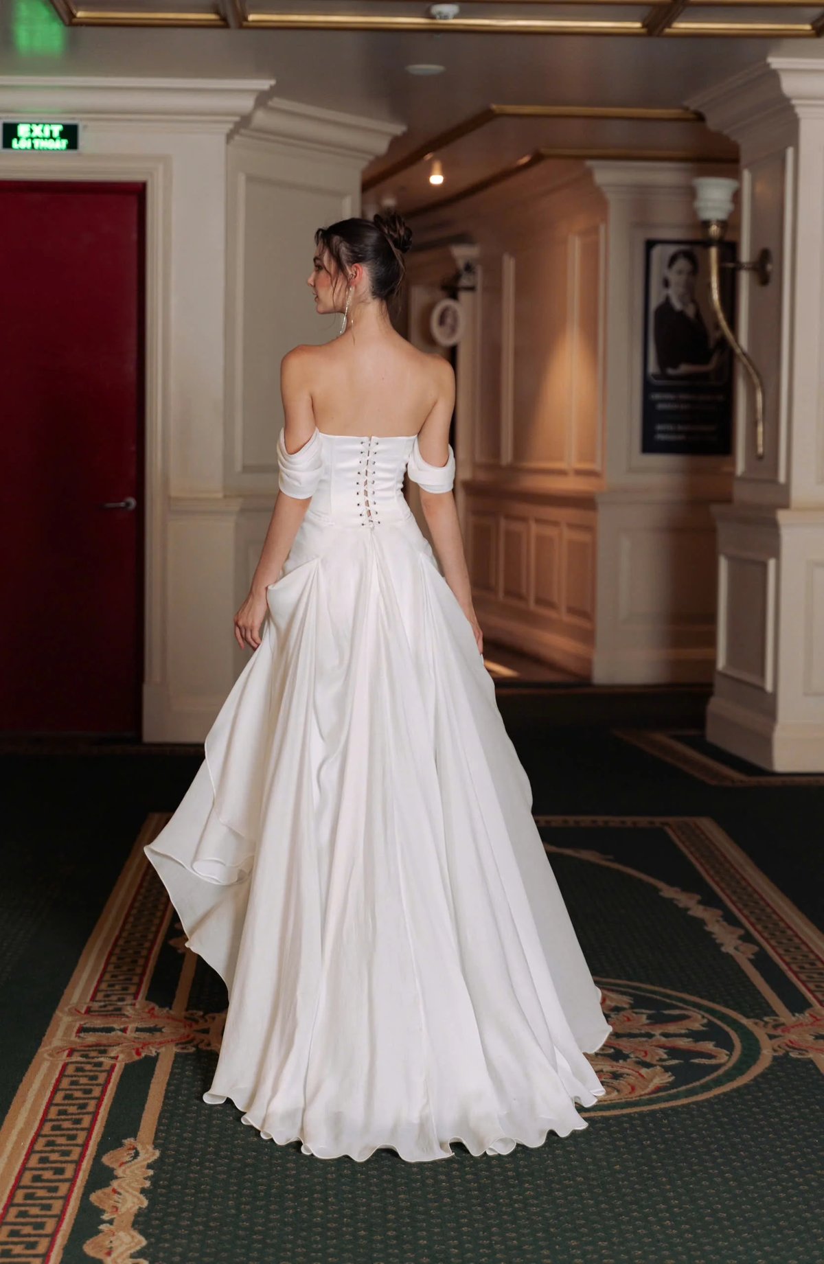 KISSERINE ALI GOWN 白色抹胸式婚禮禮服 露肩不對稱剪裁長裙