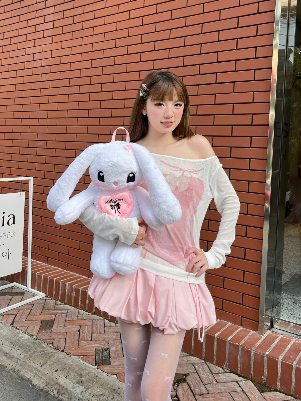 KILL SYSTEM Jennie Babe 白色兔子絨毛玩偶背包 粉色愛心刺繡設計