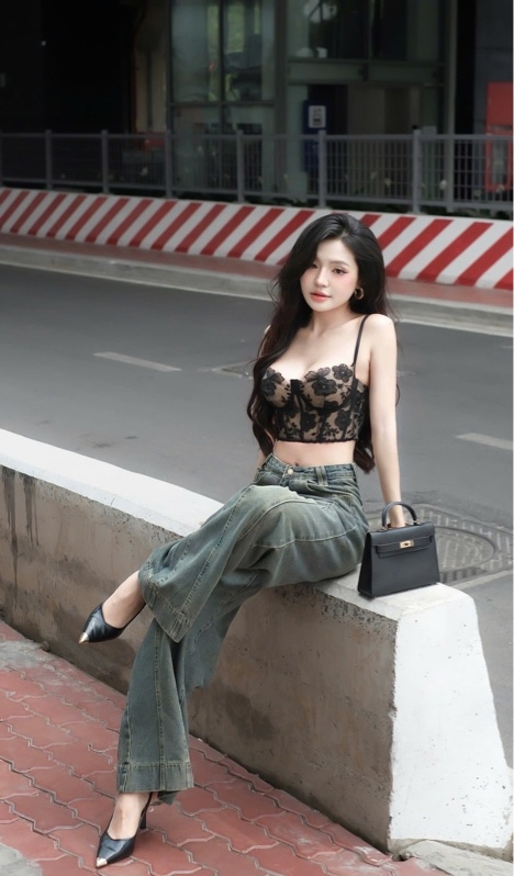 THAOBIBI 蕾絲花卉吊帶上衣