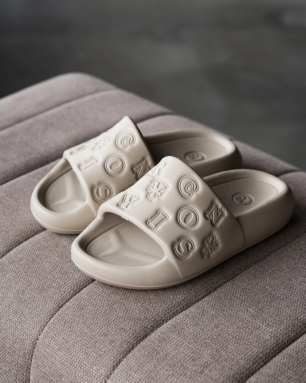 DirtyCoins Embossed Slides 壓紋運動拖鞋