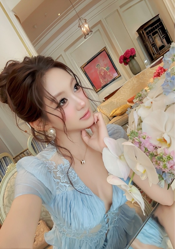 THAOBIBI 精緻蕾絲上衣搭配長裙套裝