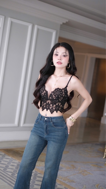 THAOBIBI Floral V-Neck Lace Camisole Top