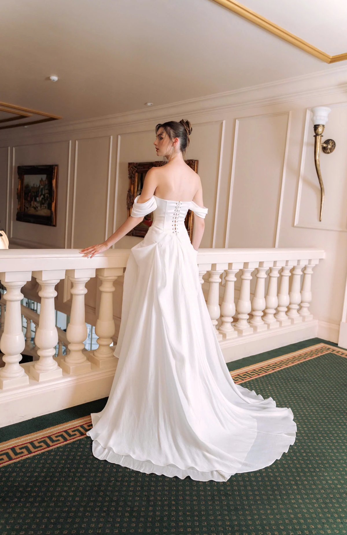 KISSERINE ALI GOWN 白色抹胸式婚禮禮服 露肩不對稱剪裁長裙