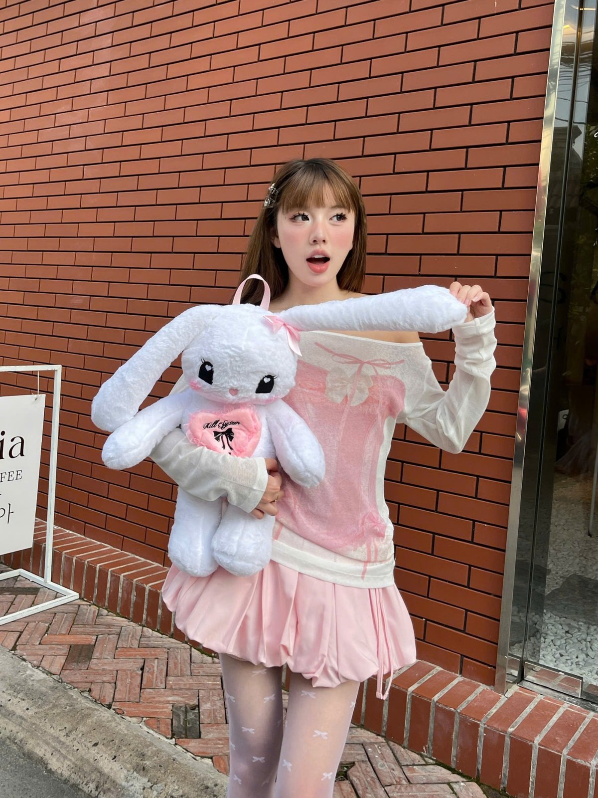 KILL SYSTEM Jennie Babe 白色兔子絨毛玩偶背包 粉色愛心刺繡設計