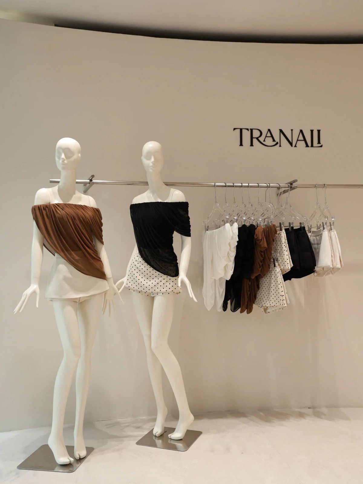 Tran Ali 荷葉邊露肩褶皺上衣