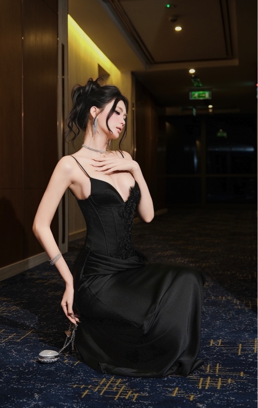 THAOBIBI 碎花刺繡細肩帶長禮服