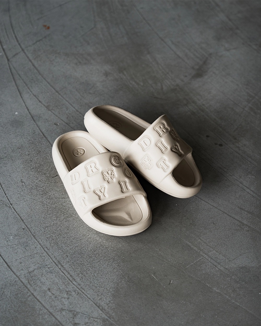 DirtyCoins Embossed Slides 壓紋運動拖鞋