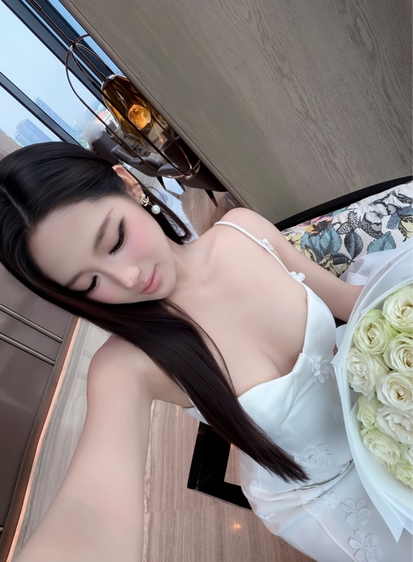 THAOBIBI 立體花卉針織兩件套 - 黑/白