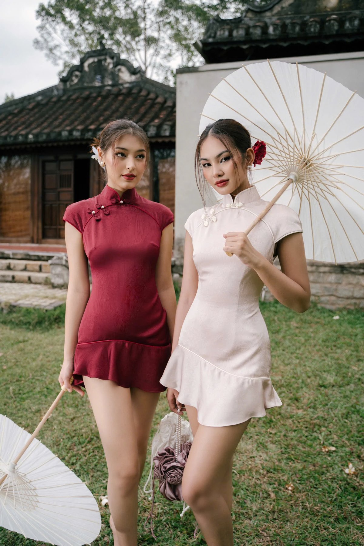 KISSERINE Châu Anh Elegant Pearl Bow Mini Dress