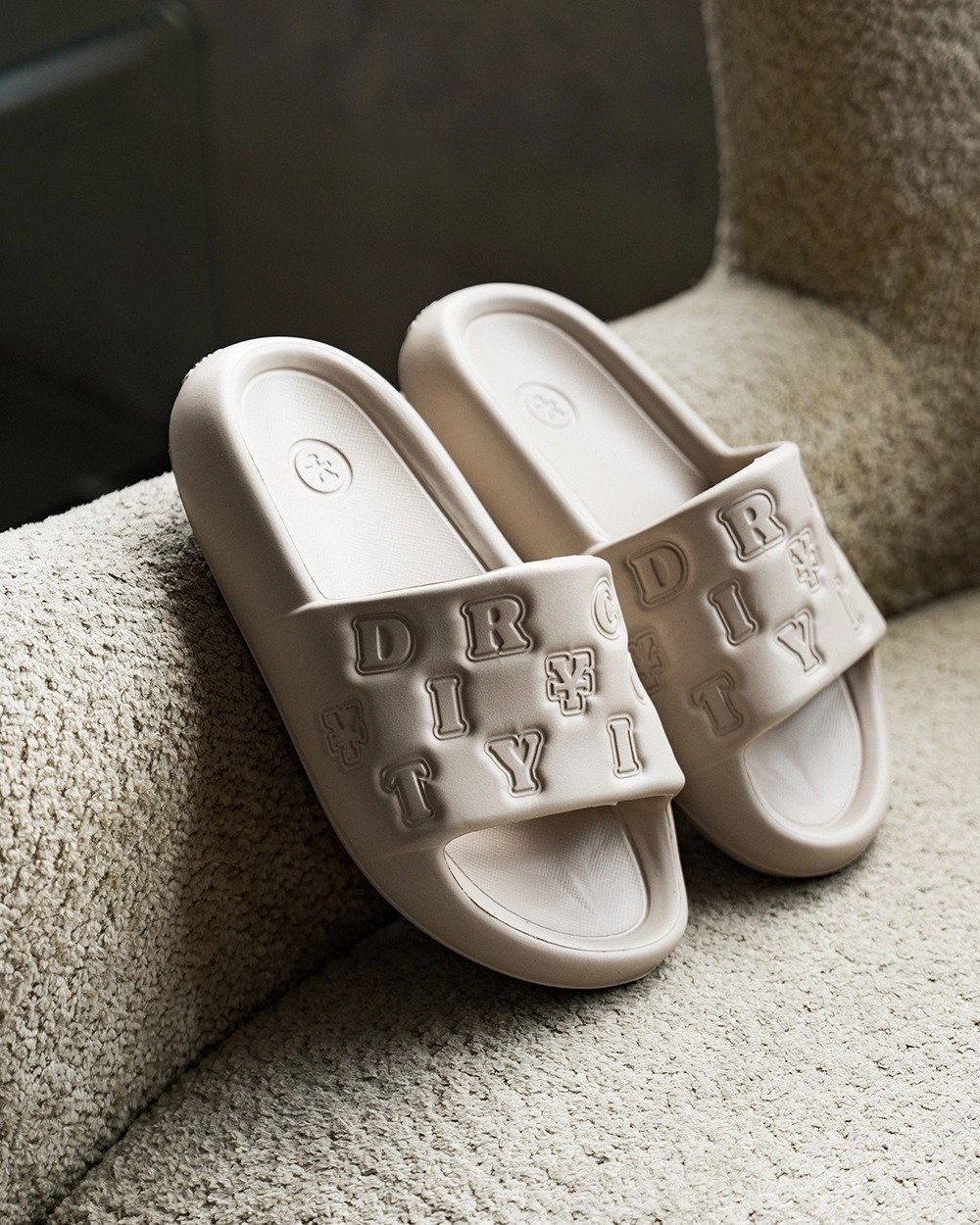 DirtyCoins Embossed Slides 壓紋運動拖鞋