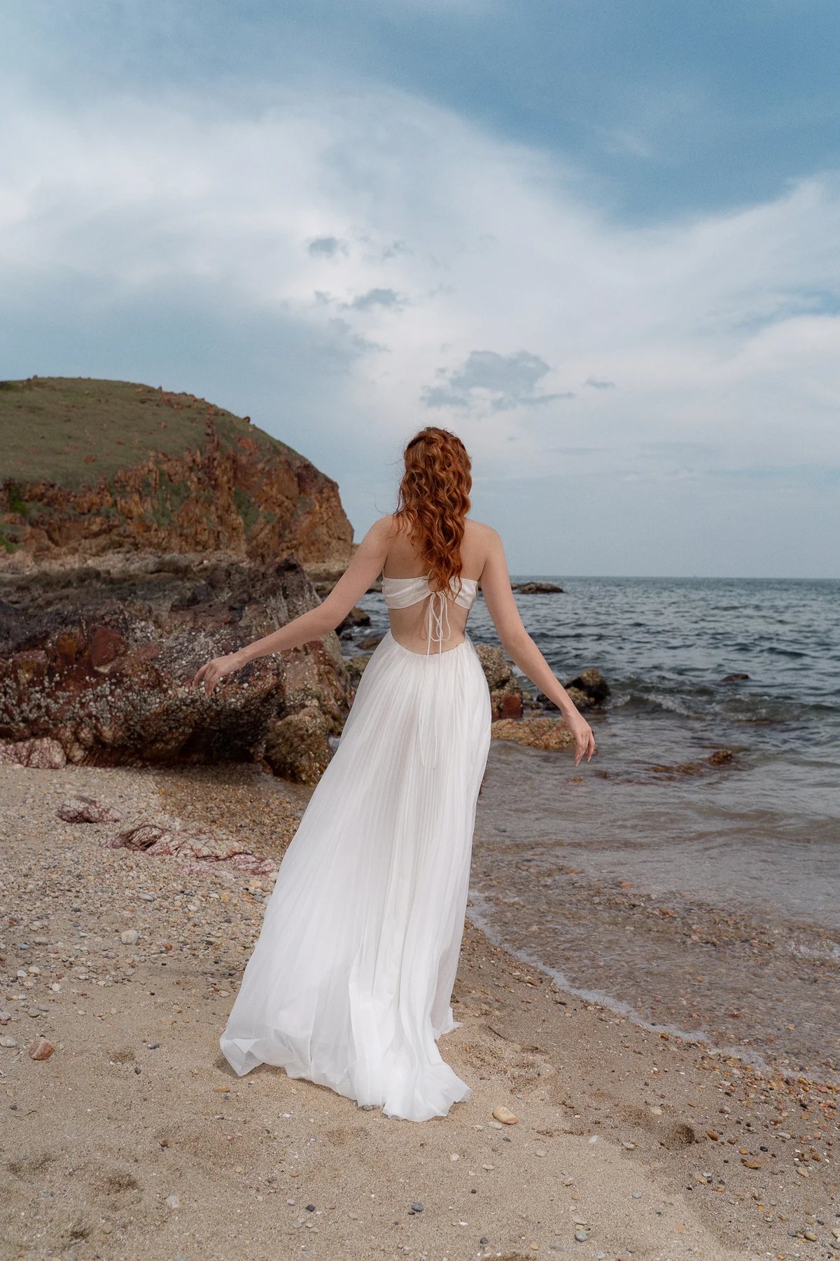 KISSERINE NORA 絲綢褶皺露腰長裙