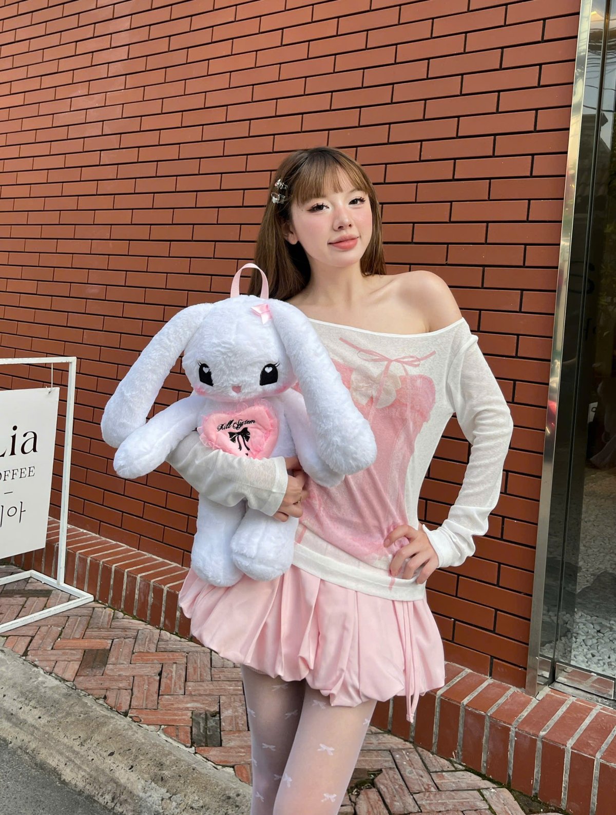 KILL SYSTEM Jennie Babe 白色兔子絨毛玩偶背包 粉色愛心刺繡設計