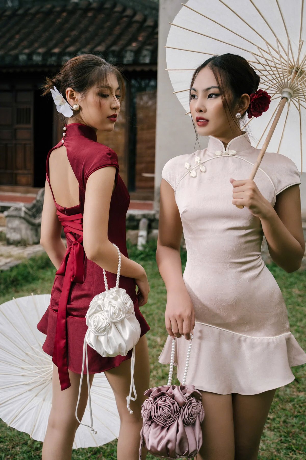 KISSERINE Châu Anh Elegant Pearl Bow Mini Dress
