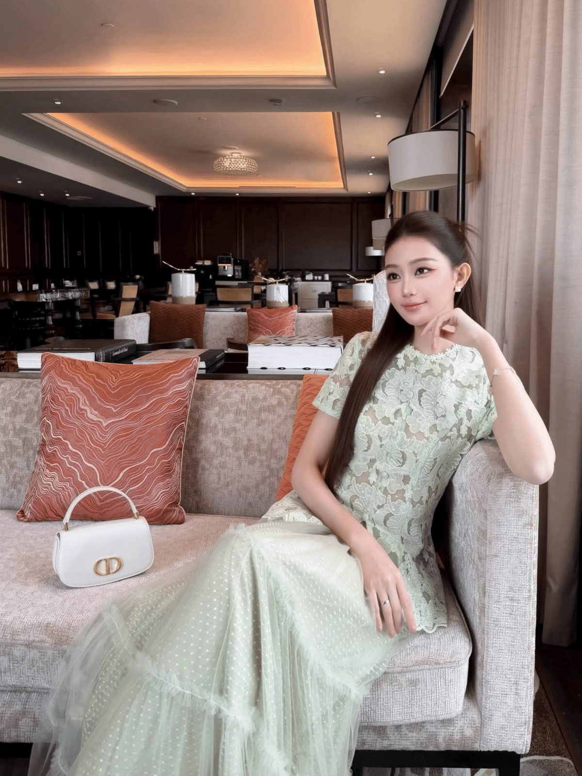Tran Ali 蕾絲上衣與網紗長裙套裝