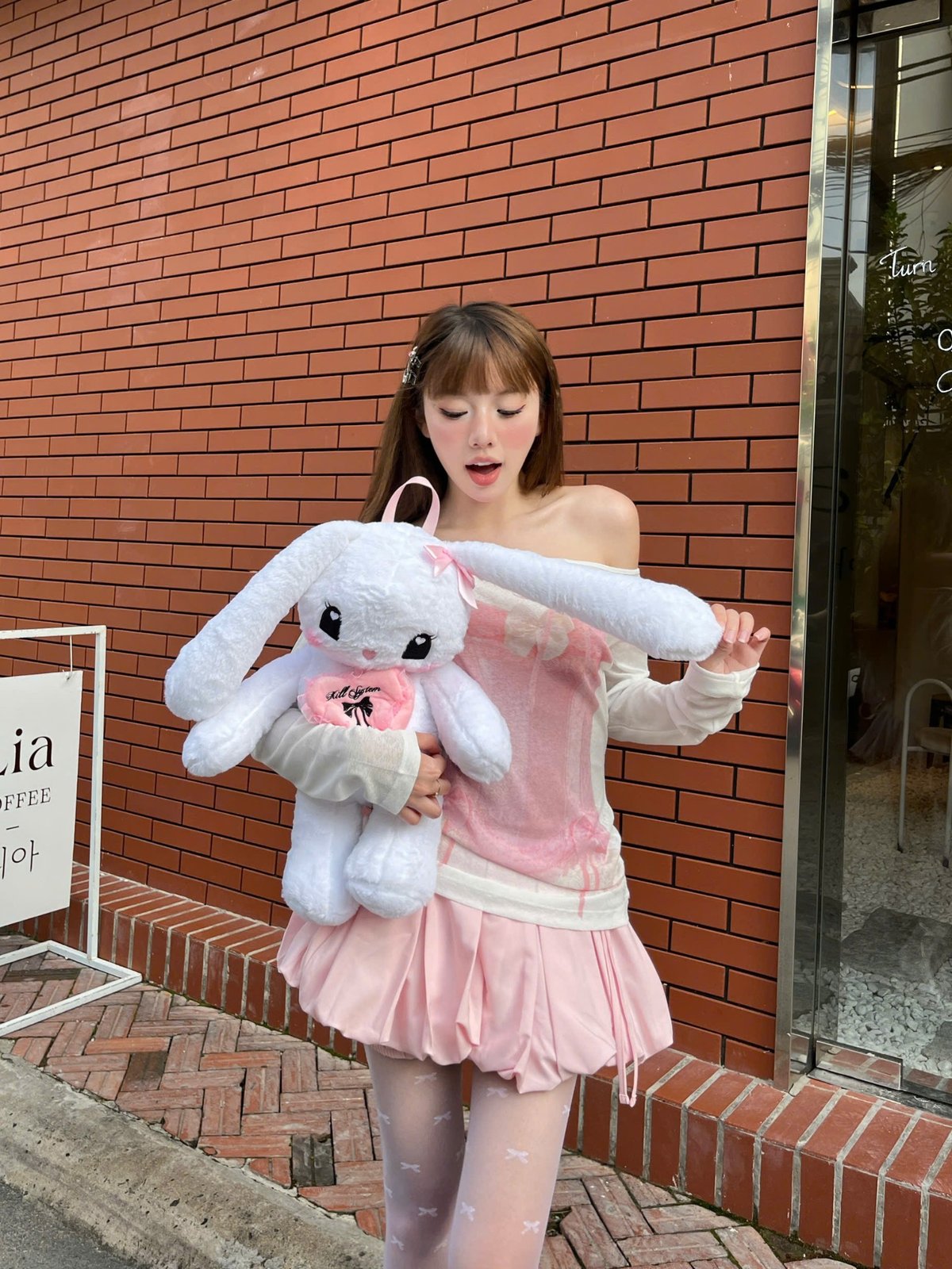 KILL SYSTEM Jennie Babe 白色兔子絨毛玩偶背包 粉色愛心刺繡設計