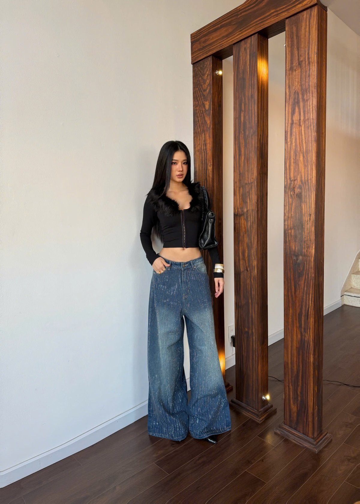 KILL SYSTEM FINE GIRL V-Neck Faux Fur Trim Slim Fit Long Sleeve Crop Top