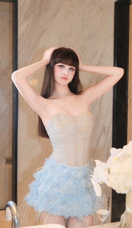 THAOBIBI 抹胸花朵羽毛短裙