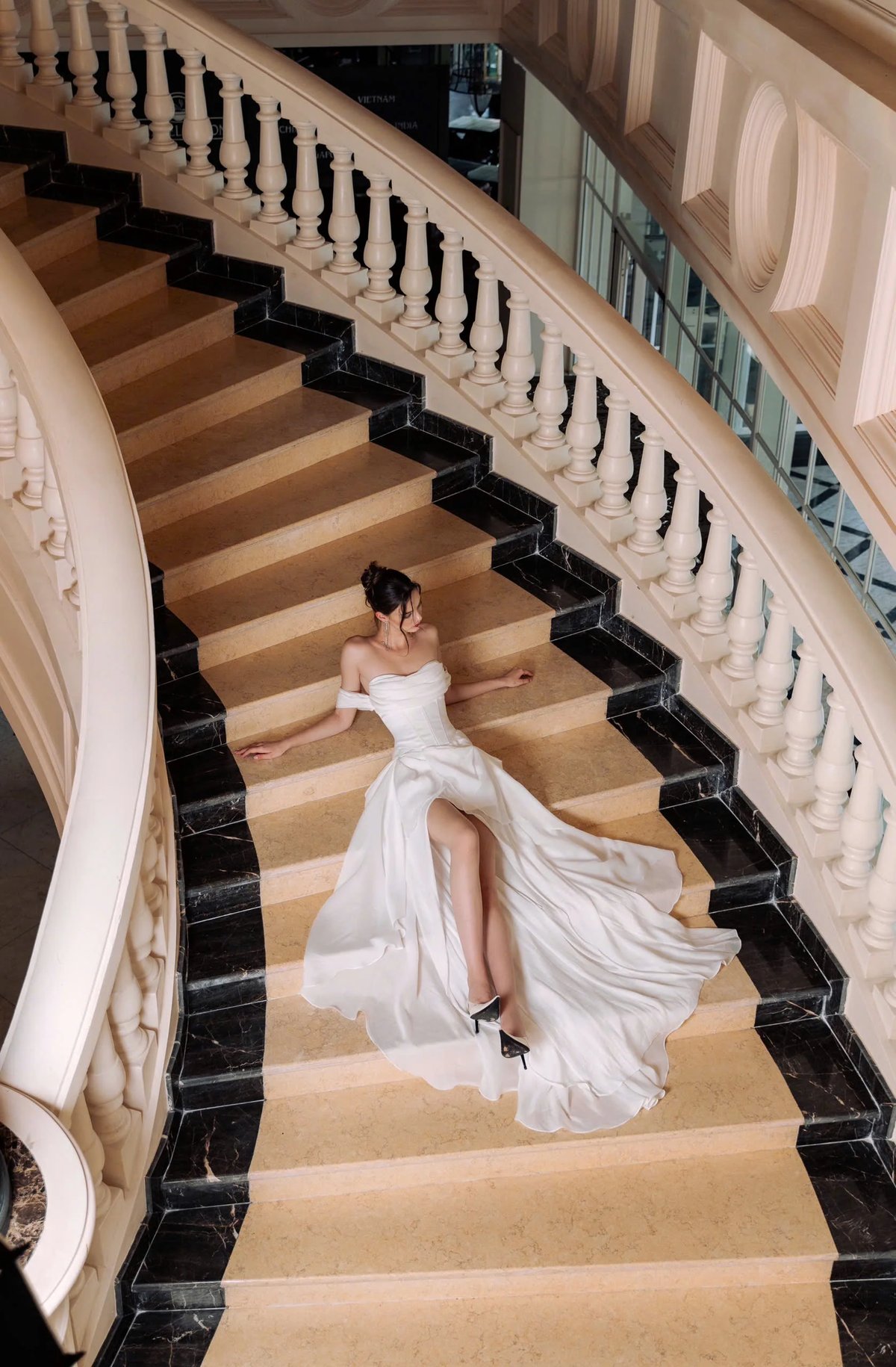 KISSERINE ALI GOWN 白色抹胸式婚禮禮服 露肩不對稱剪裁長裙