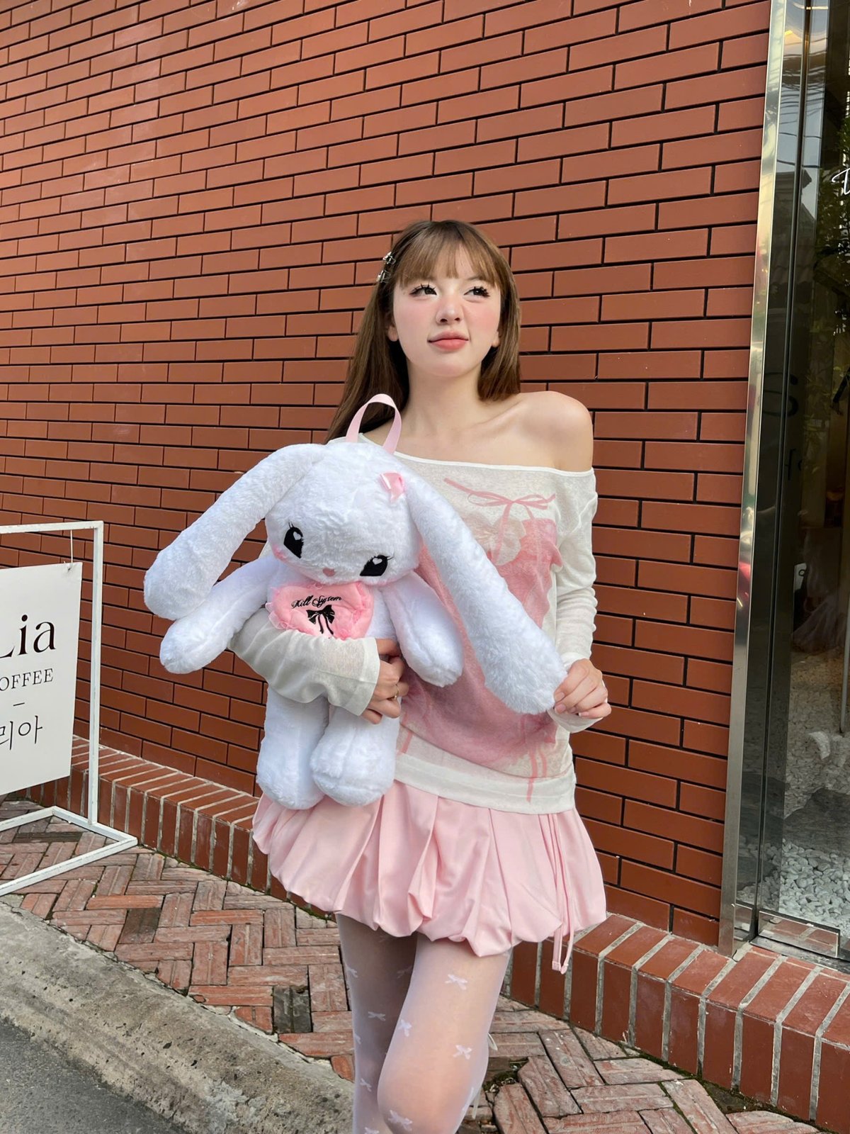 KILL SYSTEM Jennie Babe 白色兔子絨毛玩偶背包 粉色愛心刺繡設計