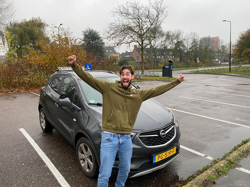 Laurens Bos na het behalen van zijn rijbewijs