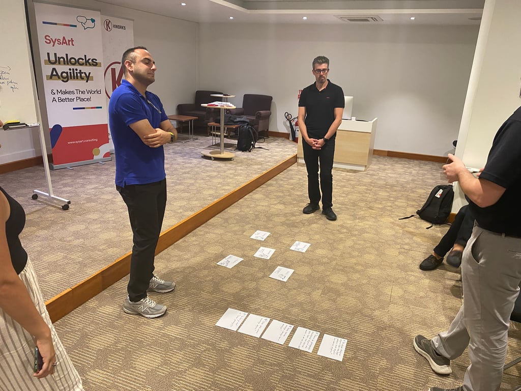 Bir scrum eğitimi esnasında katılımcıların bir chart üzerinde çalıştığı bir egzersiz görünüyor.