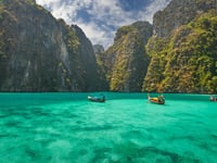 http://Stunning%20turquoise%20waters%20and%20white%20sandy%20beaches%20at%20Phi%20Phi%20Islands,%20Thailand