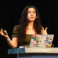 Una Kravets