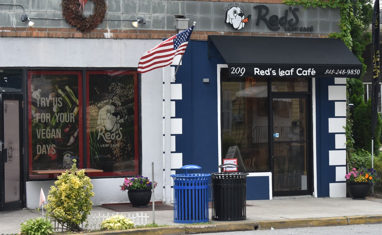 Red’s Leaf Café