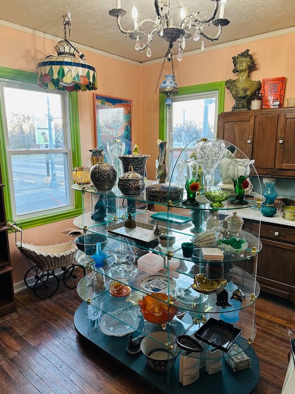 Curioso Antiques & Uniquities