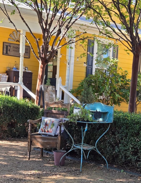 Farmhouse Coffee & Treasures