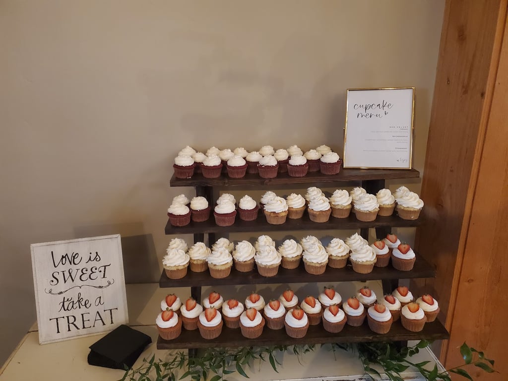Photo of Lizzie Bee’s Cupcakes and Cakery