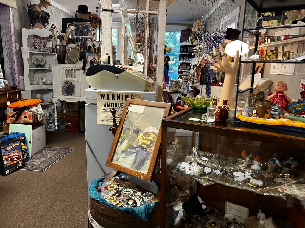 Nouveaux Riches Antiques & Collectibles