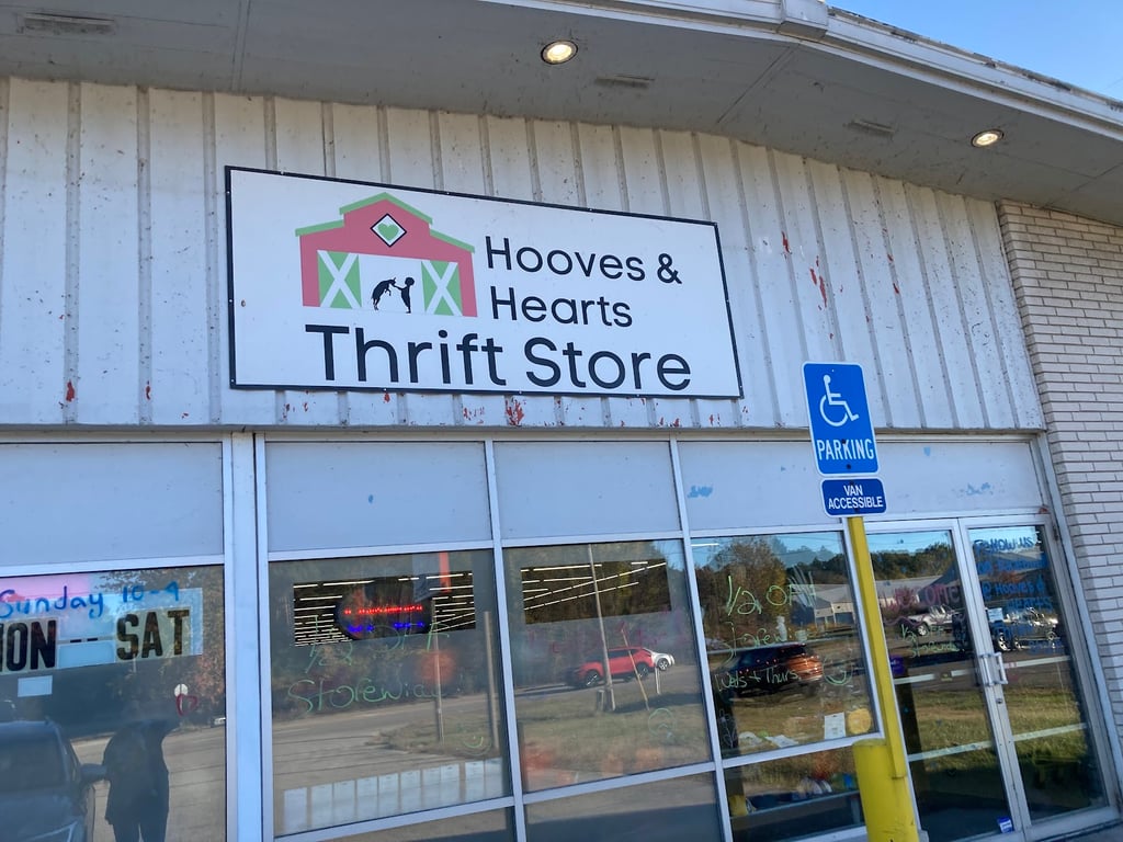 Hooves&Hearts thrift store