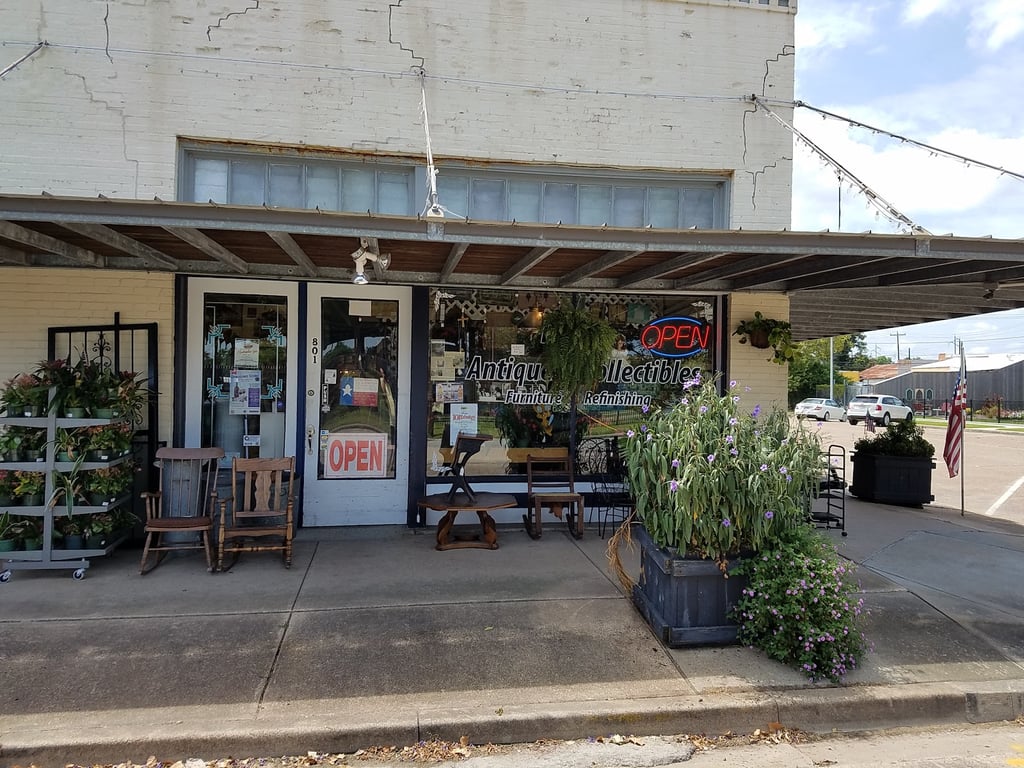 D & S Antiques Mall