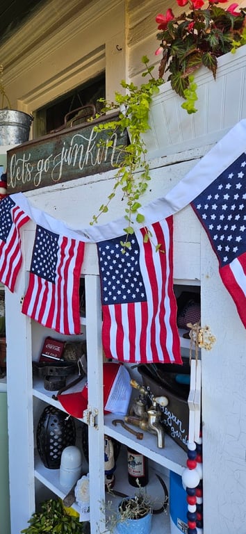 Upcycled Cottage “Vintage Finds and Boutique”