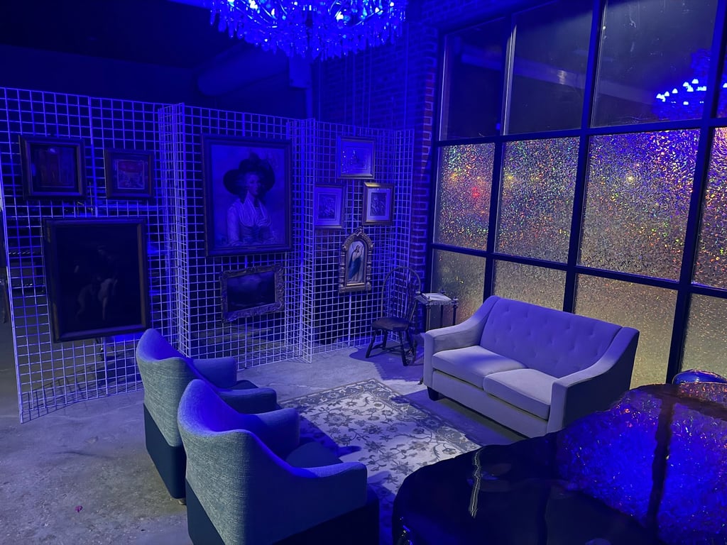 Photo of Blue Box Auction Gallery