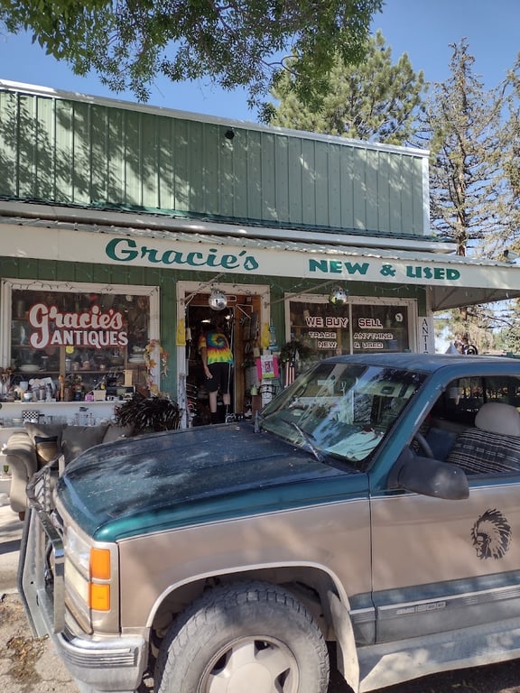 Gracie’s Second Hand Store
