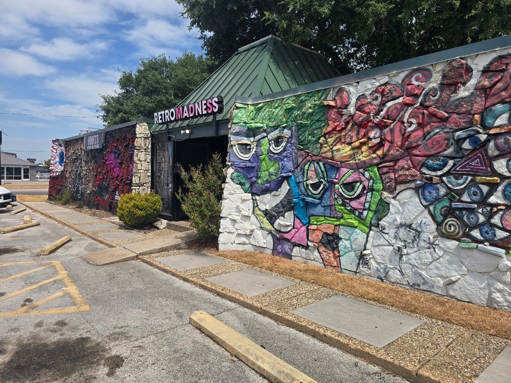Retro Plaza