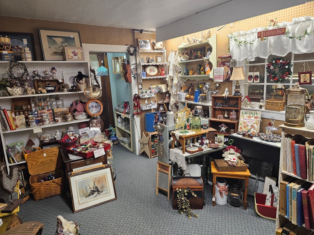 Photo of This-N-That Antiques/Collectibles