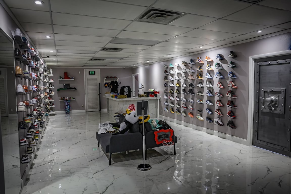 VLT – VAULT SNEAKERS & STREETWEAR
