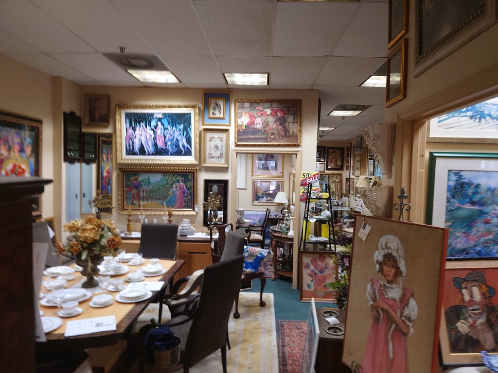 La Bella Antiques & Art Gallery