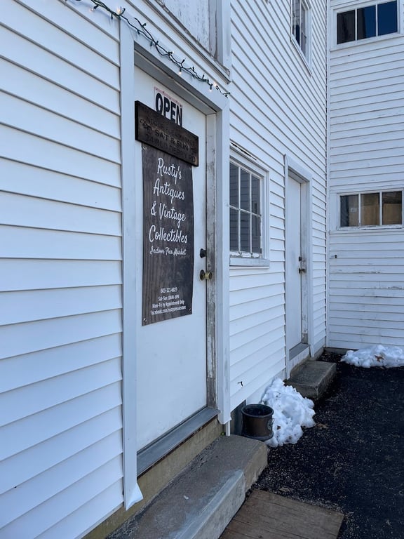Rusty’s Antiques & Vintage Collectibles Indoor Flea Market