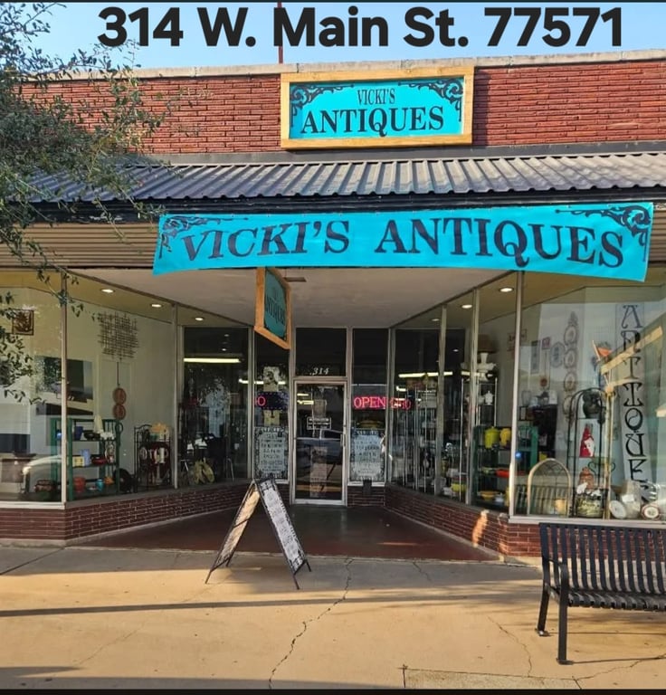 Vicki’s Antiques on Main