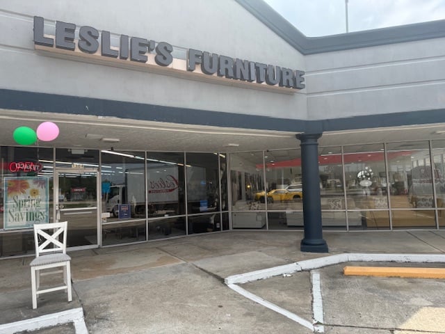 Leslie’s Furniture